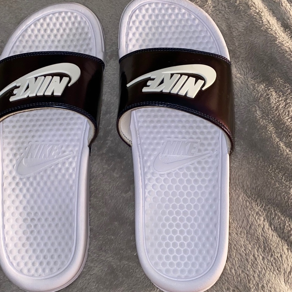 ||White Nike Slides||